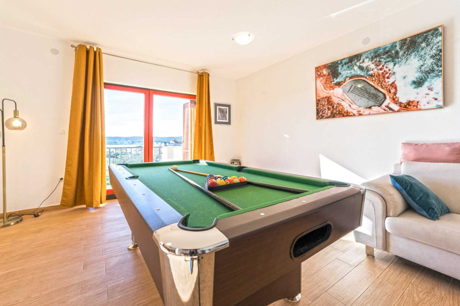 CROWONDER Good Time Holiday Home with Swimming Pool Jacuzzi Gym and Sauna