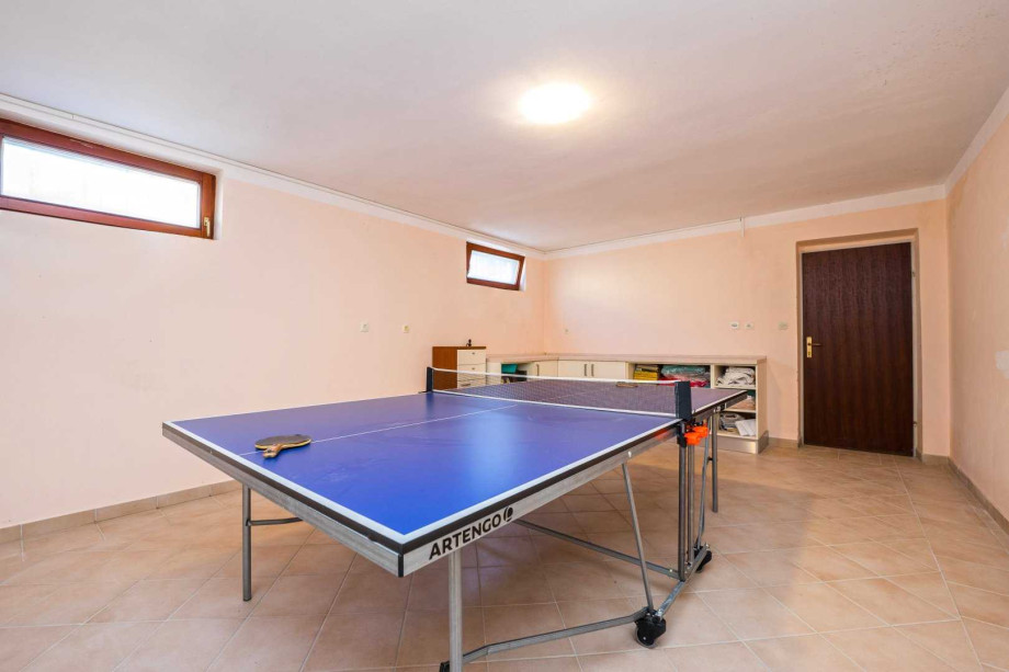 CROWONDER Good Time Holiday Home with Swimming Pool Jacuzzi Gym and Sauna