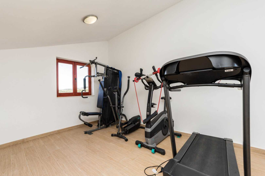 CROWONDER Good Time Holiday Home with Swimming Pool Jacuzzi Gym and Sauna