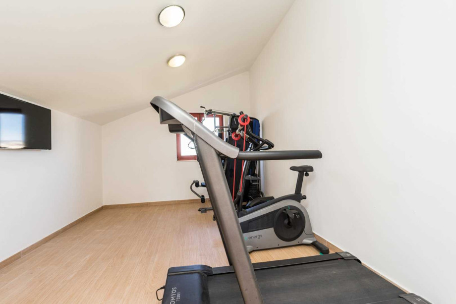 CROWONDER Good Time Holiday Home with Swimming Pool Jacuzzi Gym and Sauna