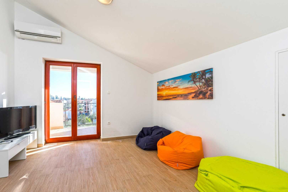 CROWONDER Good Time Holiday Home with Swimming Pool Jacuzzi Gym and Sauna