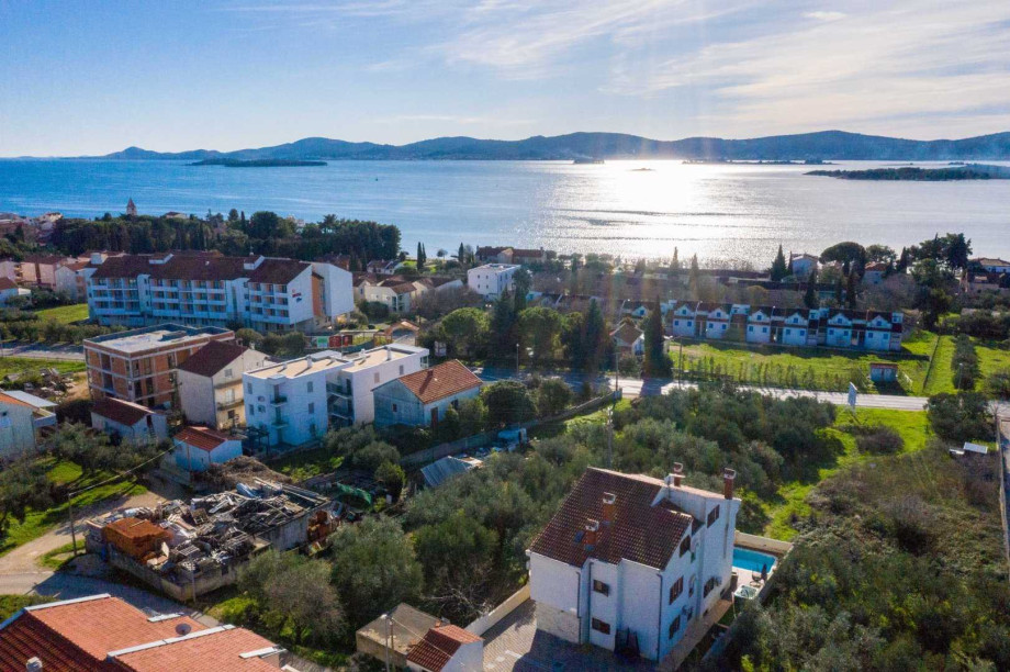 CROWONDER Good Time Holiday Home with Swimming Pool Jacuzzi Gym and Sauna