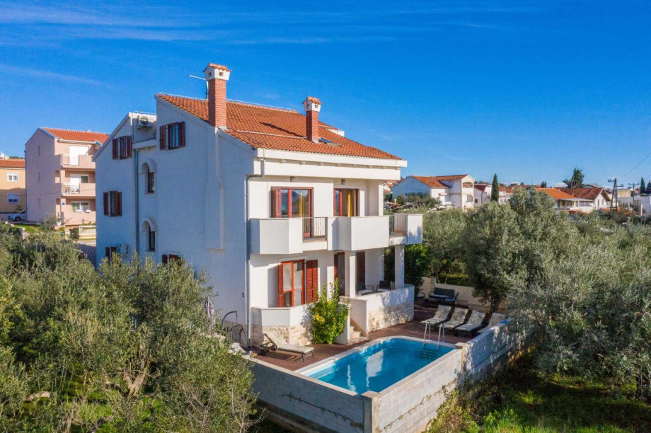 CROWONDER Good Time Holiday Home with Swimming Pool Jacuzzi Gym and Sauna