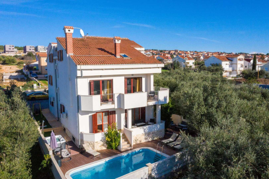 CROWONDER Good Time Holiday Home with Swimming Pool Jacuzzi Gym and Sauna