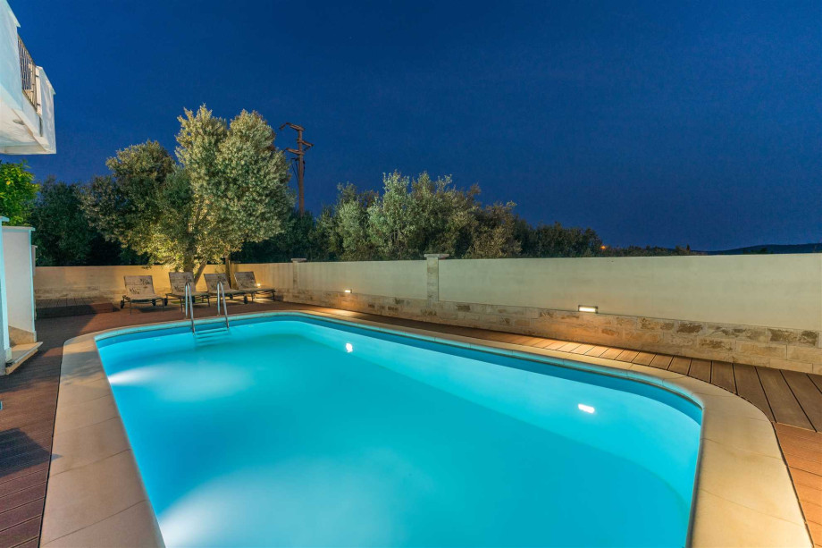 CROWONDER Good Time Holiday Home with Swimming Pool Jacuzzi Gym and Sauna