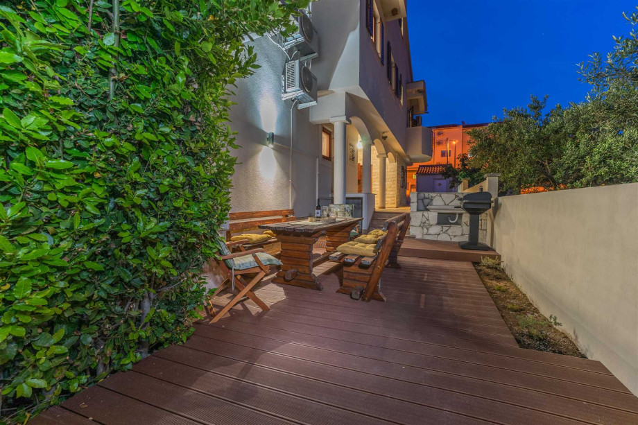 CROWONDER Good Time Holiday Home with Swimming Pool Jacuzzi Gym and Sauna