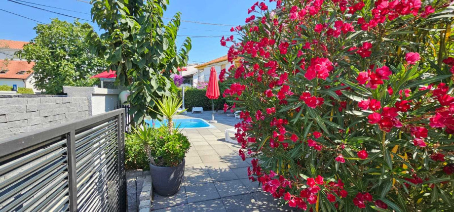 Crowonder Lucky Apartment A1 with Swimming Pool