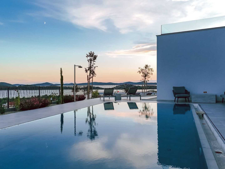 CROWONDER Villa Infinity with heated pool and sea view