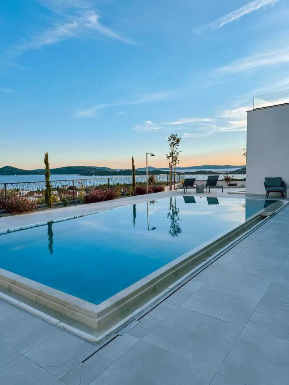 CROWONDER Villa Infinity with heated pool and sea view