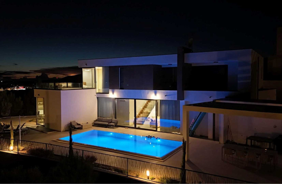 CROWONDER Villa Infinity with heated pool and sea view