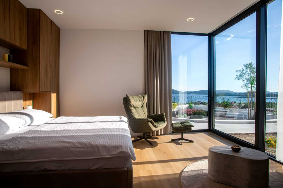 CROWONDER Villa Infinity with heated pool and sea view