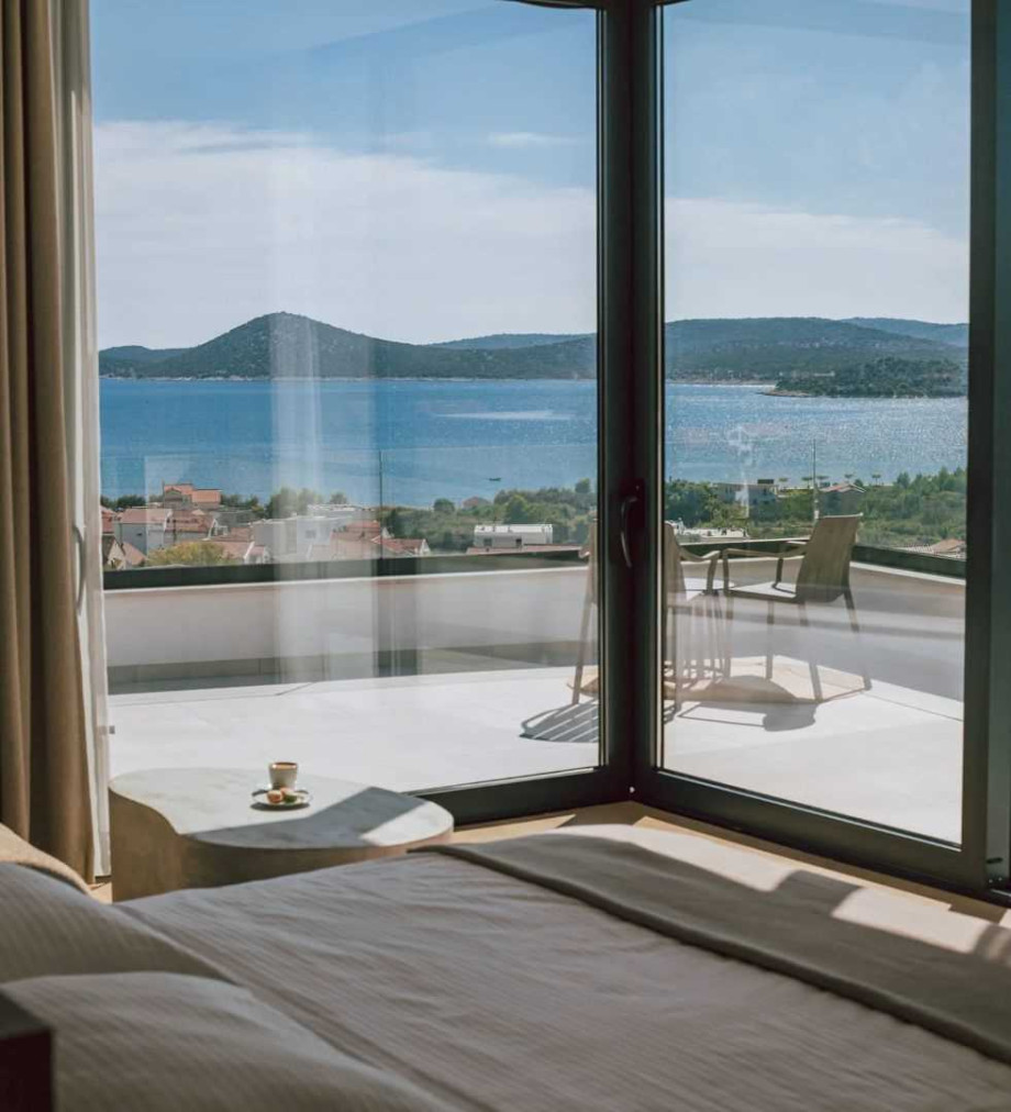 CROWONDER Villa Infinity with heated pool and sea view