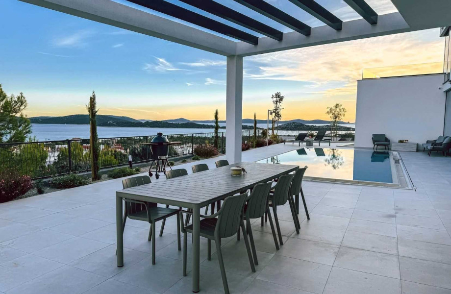 CROWONDER Villa Infinity with heated pool and sea view