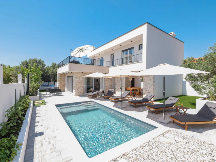 Crowonder Villa Bura with Heated Swimming Pool and Jacuzzi