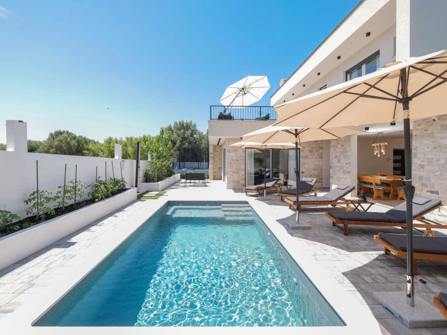 Crowonder Villa Bura with Heated Swimming Pool and Jacuzzi