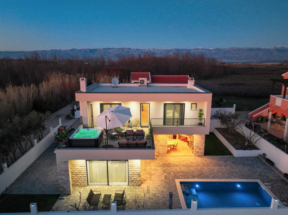 Crowonder Villa Bura with Heated Swimming Pool and Jacuzzi