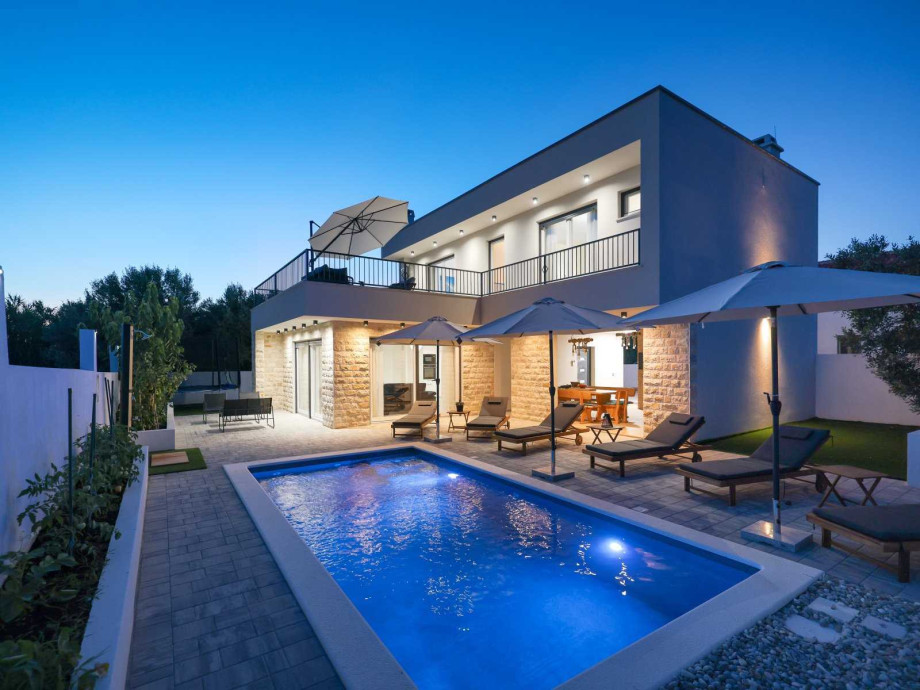 Crowonder Villa Bura with Heated Swimming Pool and Jacuzzi