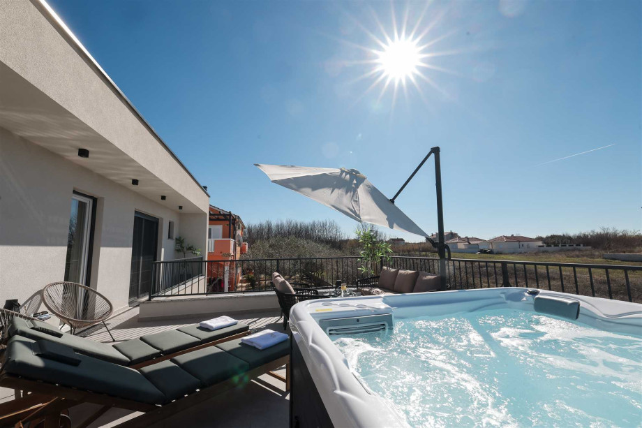 Crowonder Villa Bura with Heated Swimming Pool and Jacuzzi