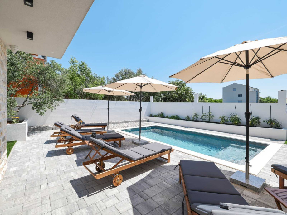 Crowonder Villa Bura with Heated Swimming Pool and Jacuzzi