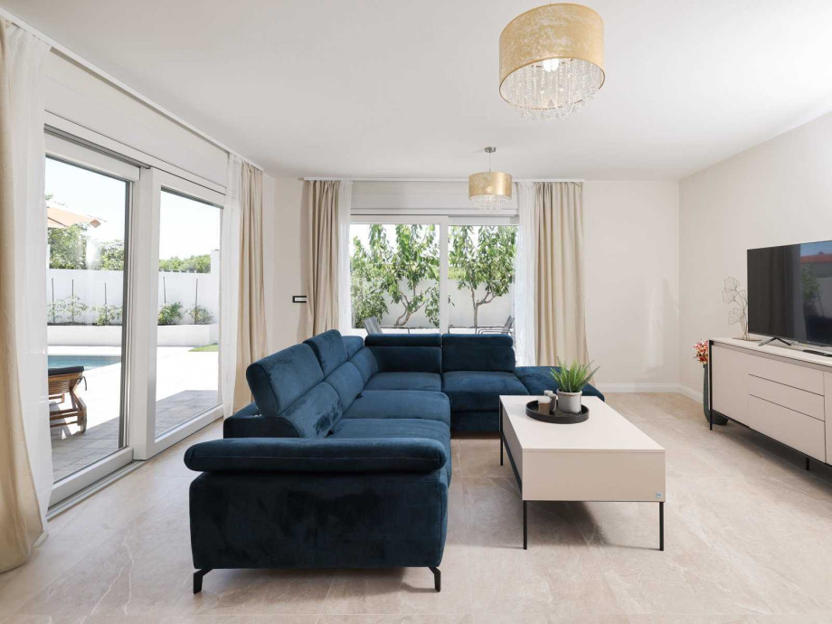 Crowonder Villa Bura with Heated Swimming Pool and Jacuzzi