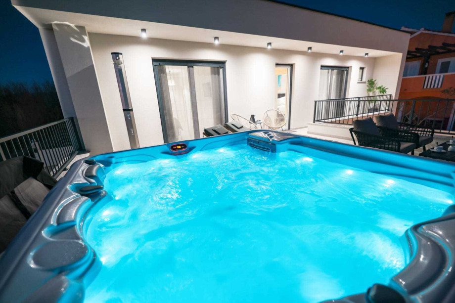 Crowonder Villa Bura with Heated Swimming Pool and Jacuzzi