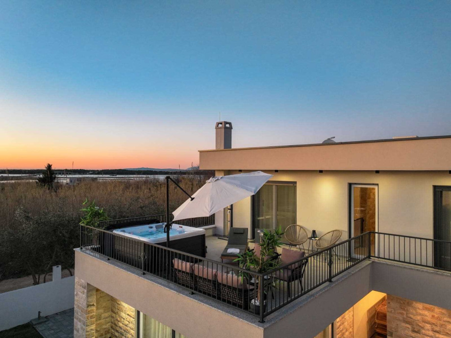 Crowonder Villa Bura with Heated Swimming Pool and Jacuzzi