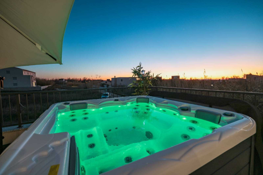 Crowonder Villa Bura with Heated Swimming Pool and Jacuzzi