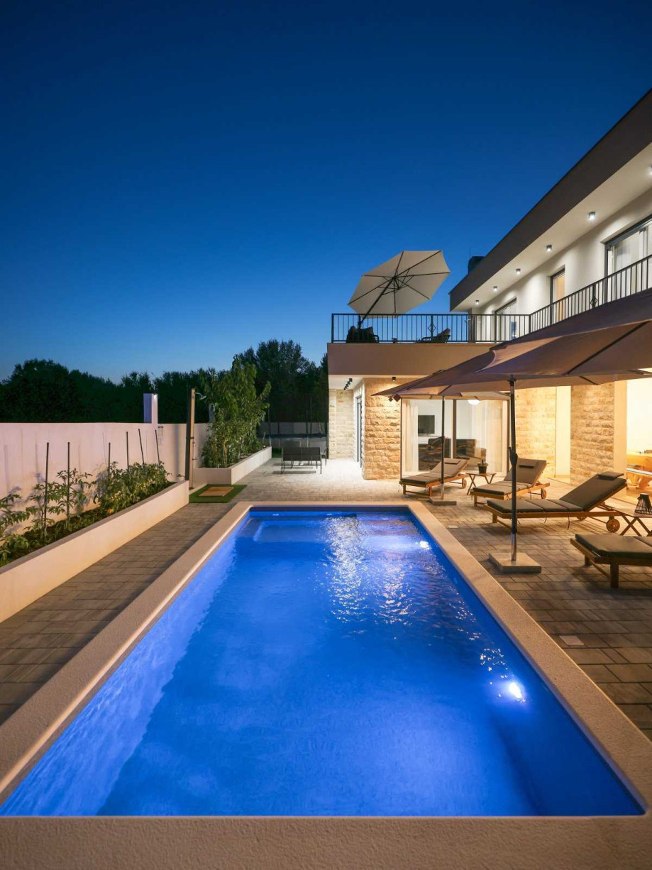 Crowonder Villa Bura with Heated Swimming Pool and Jacuzzi