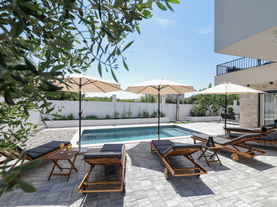 Crowonder Villa Bura with Heated Swimming Pool and Jacuzzi