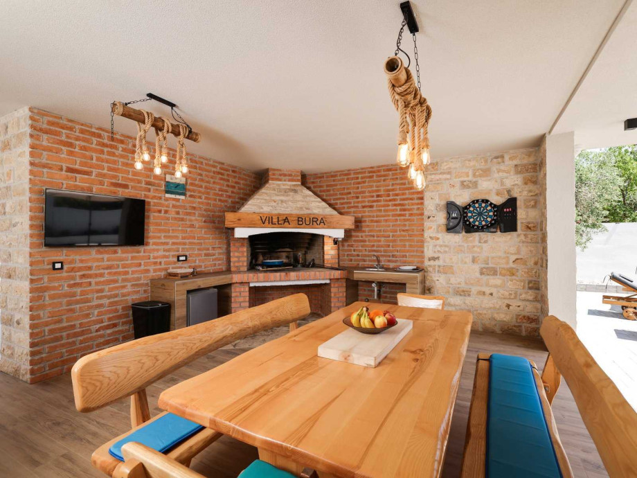 Crowonder Villa Bura with Heated Swimming Pool and Jacuzzi