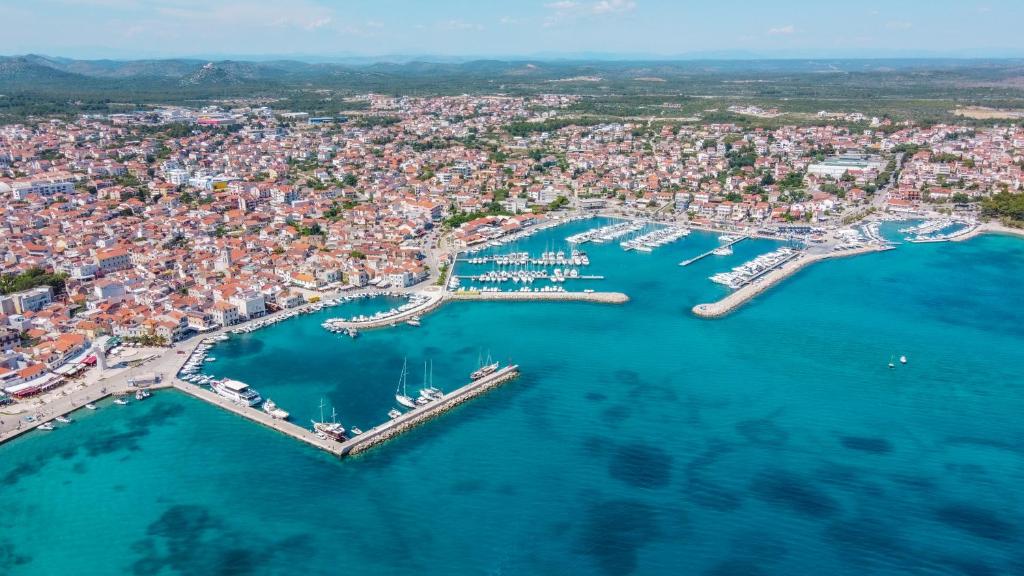 CROWONDER Adriatic Premium Villa Vodice near the beach