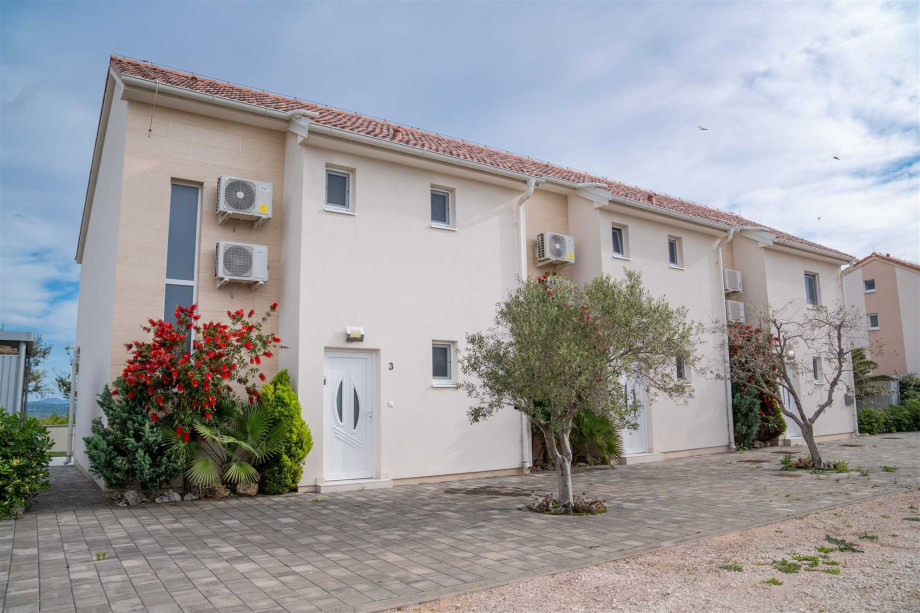 CROWONDER Beachfront Reiterer Villa V3 with Jacuzzi