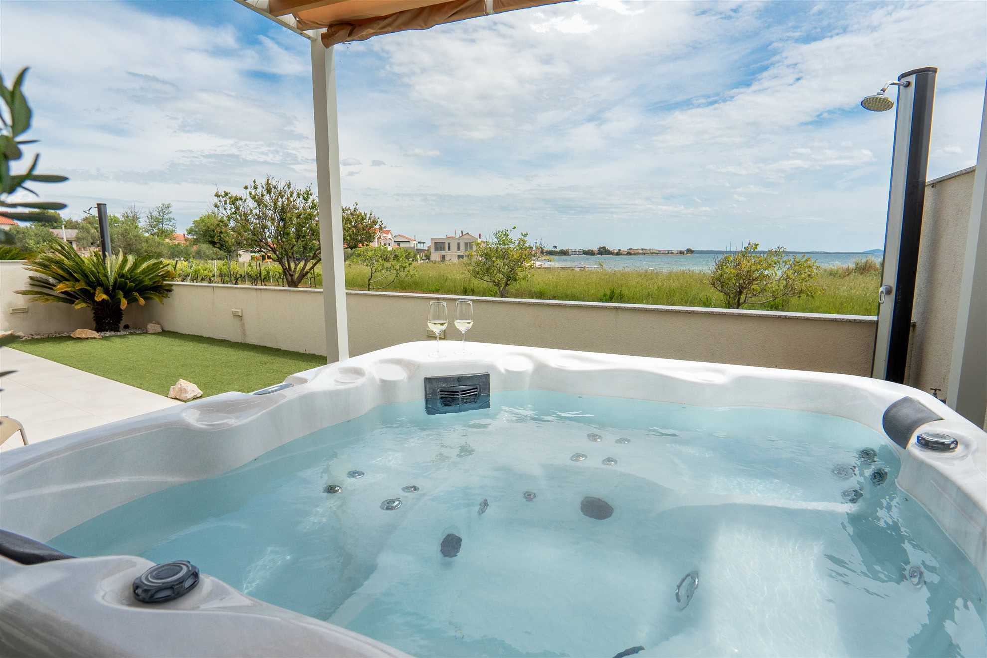 CROWONDER Beachfront Reiterer Vila V1 with Jacuzzi