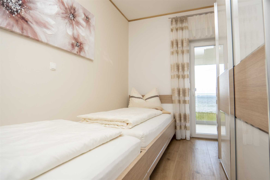 CROWONDER Beachfront Reiterer Vila V1 with Jacuzzi