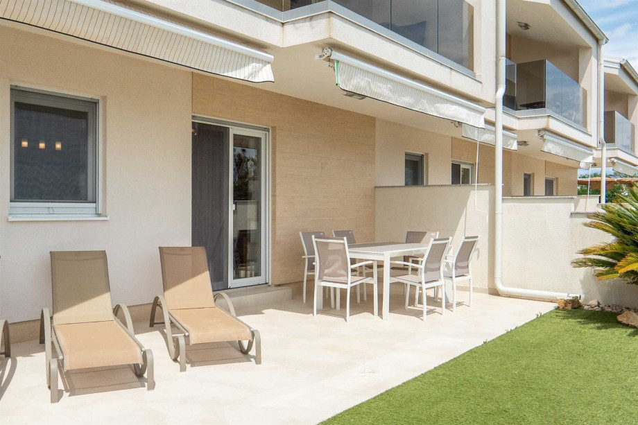 CROWONDER Beachfront Reiterer Vila V1 with Jacuzzi