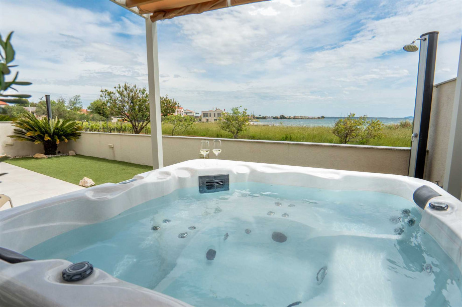 CROWONDER Beachfront Reiterer Vila V1 with Jacuzzi