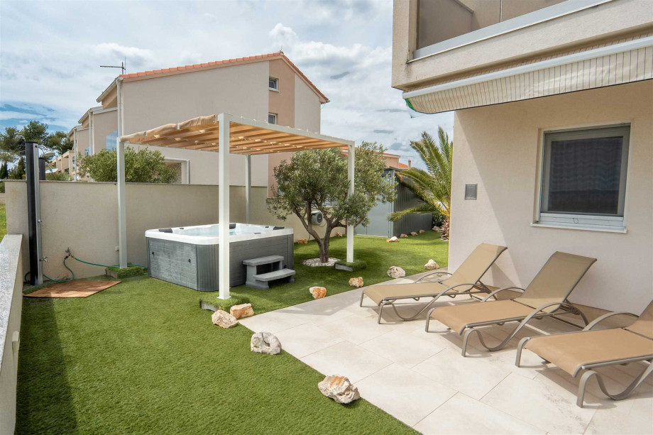 CROWONDER Beachfront Reiterer Vila V1 with Jacuzzi
