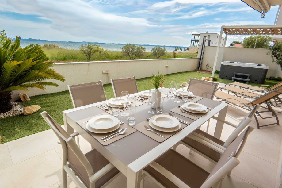 CROWONDER Beachfront Reiterer Vila V1 with Jacuzzi