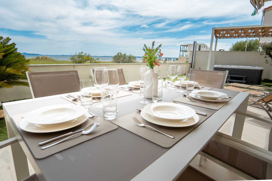 CROWONDER Beachfront Reiterer Vila V1 with Jacuzzi