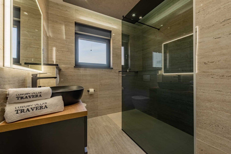 CROWONDER Villa Travera 3 with Heated Swimming Pool