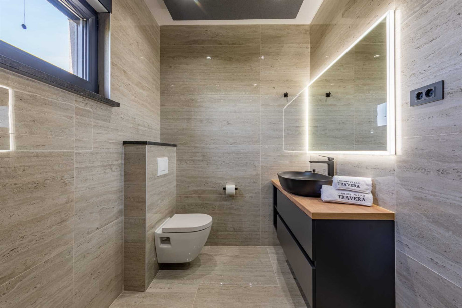 CROWONDER Villa Travera 3 with Heated Swimming Pool