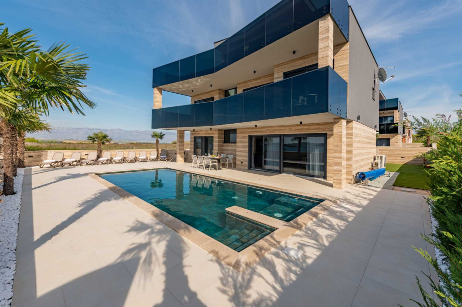 CROWONDER Villa Travera 3 with Heated Swimming Pool