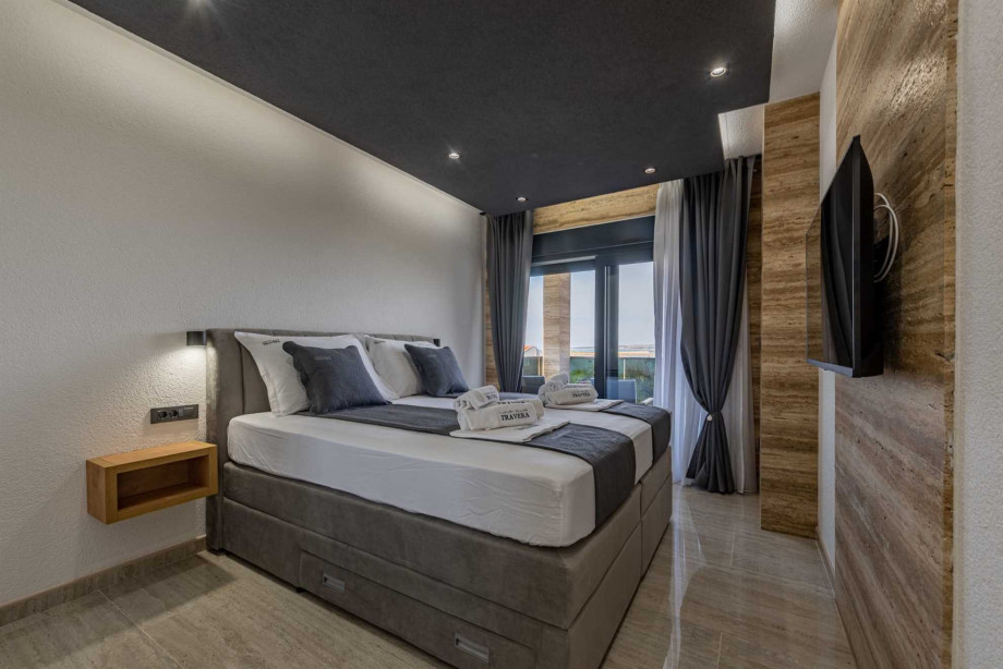 CROWONDER Villa Travera 3 with Heated Swimming Pool