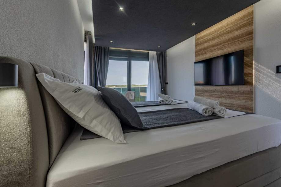 CROWONDER Villa Travera 3 with Heated Swimming Pool