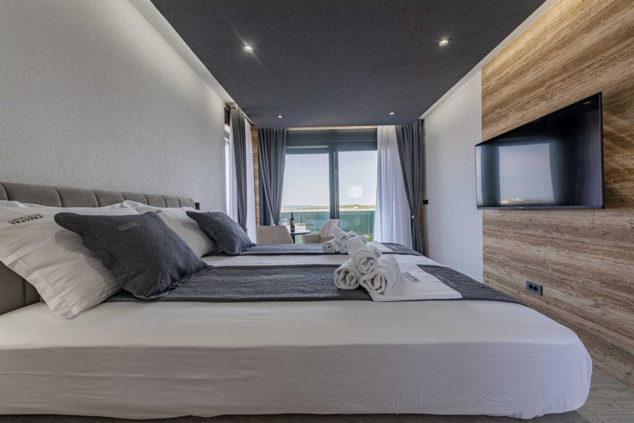 CROWONDER Villa Travera 3 with Heated Swimming Pool