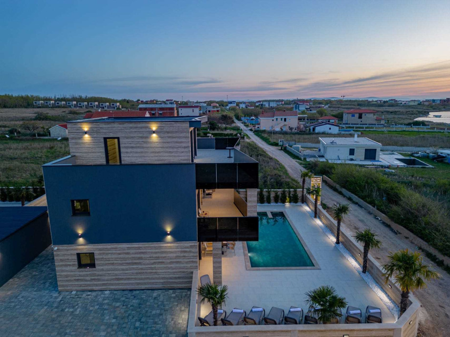 CROWONDER Villa Travera 3 with Heated Swimming Pool