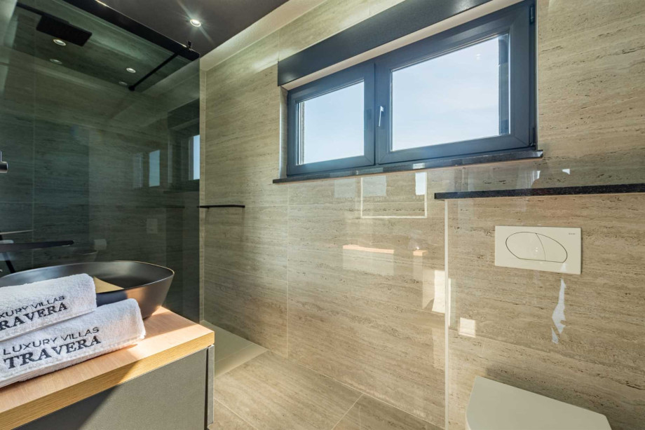 CROWONDER Villa Travera 3 with Heated Swimming Pool