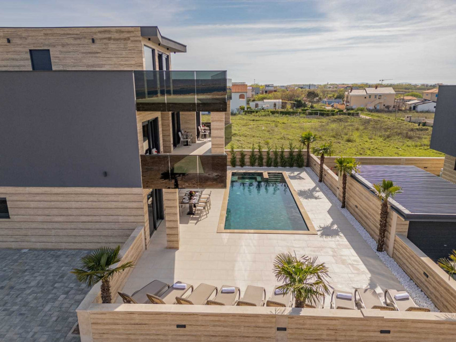 CROWONDER Villa Travera 3 with Heated Swimming Pool