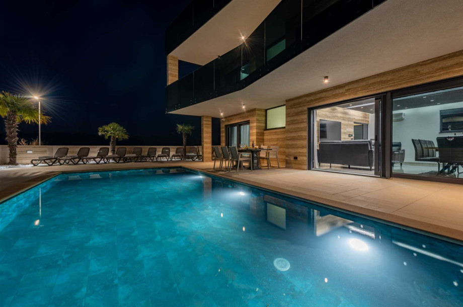 CROWONDER Villa Travera 3 with Heated Swimming Pool