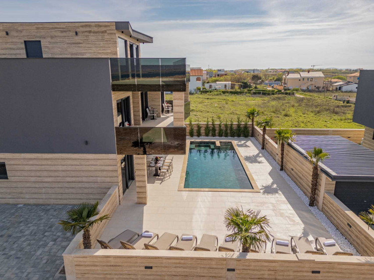 CROWONDER Villa Travera 1 with Heated Swimming Pool